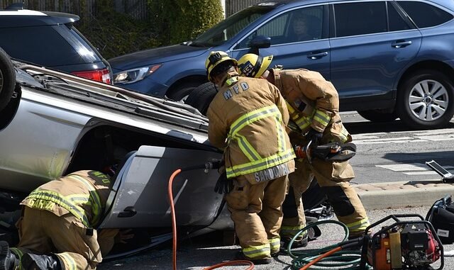 Feuerwehr befreit eingeklemmten Fahrer nach Unfall auf A61-Autobahntangente
