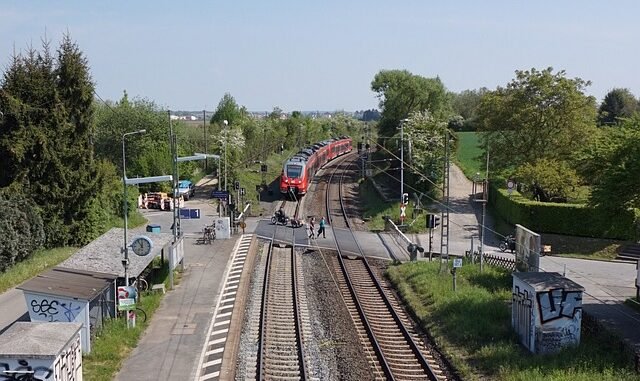 Glück im Unglück: ICE rast in Dortmund-Kirchderne über Bahnübergang
