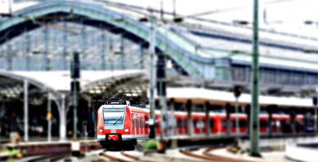 Mann randaliert am Düsseldorfer Hauptbahnhof – Polizei setzt Reizstoff und Elektroimpulsgerät ein
