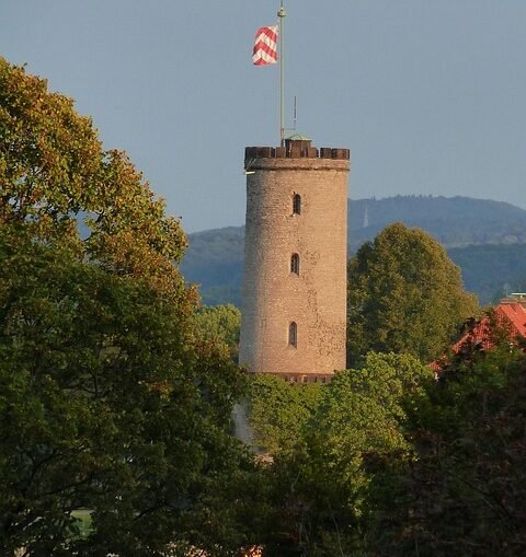 Politische und wirtschaftliche Schlaglichter aus OWL zum Jahresende 2025: Neonazi-Kritik in Lippe, Herausforderungen für Klinikum Bielefeld