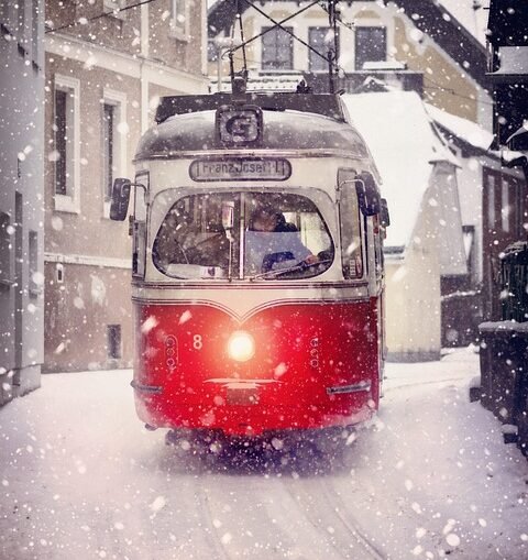 Bielefeld diskutiert fahrscheinlosen ÖPNV, Kreis Gütersloh erwartet Jobwachstum