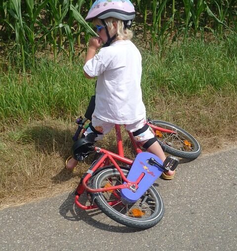 Fahrerflucht auf Poststraße: Radfahrer nach Kollision schwer verletzt zurückgelassen