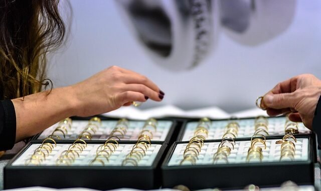 Maskierte Täter rauben Juwelier in Detmolder Innenstadt aus