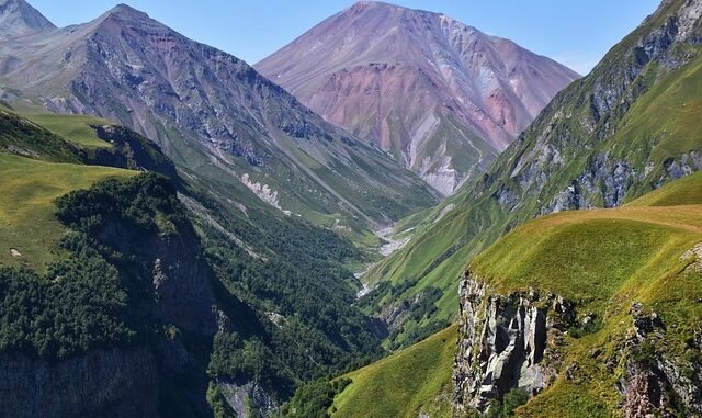 Politische Krise in Georgien: Konfrontation zwischen Regierung und proeuropäischer Opposition um die geopolitische Ausrichtung