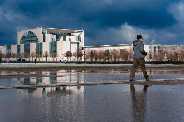Regionale Herausforderungen prägen politische Debatten in Ostwestfalen-Lippe