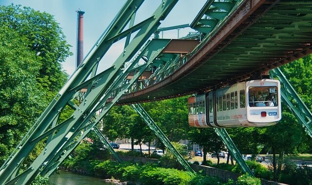 Wuppertal: 125 Jahre Schwebebahn-Jubiläum überschattet von Glatteiswarnungen